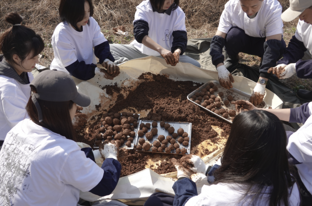 토종 종자로 시드볼을 제작하는 토양회복 공동프로젝트 참여자들(제공=아로마티카)