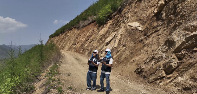 생태 모니터링을 위한 드론 기반 데이터 수집 과정. 인베랩 신원협 대표와 이양현 선임연구원이 현장에서 드론 촬영을 진행하고 있다(제공=인베랩)