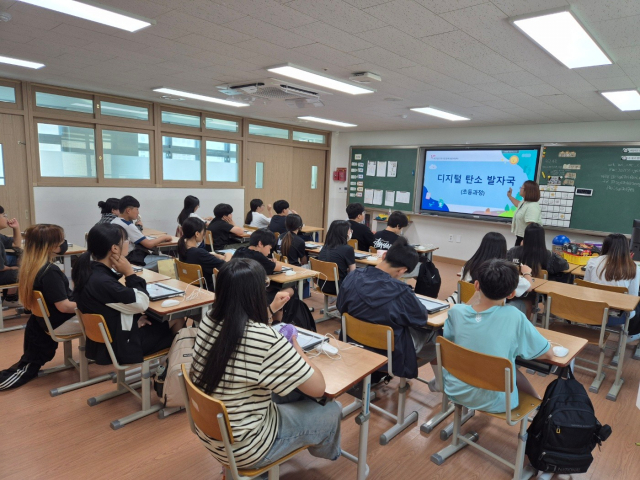 충남 예산 신례원초등학교에서 진행된 그린웨일 환경자원봉사 교육 현장(제공=한국중앙자원봉사센터)