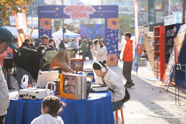 ‘2025 신촌 블루스 랩소디’ 팝업 행사장 내 ‘LP 청음존’