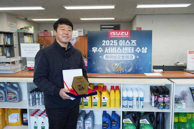 아이비오토테크 박영근 대표가 기념사진 촬영을 하고 있다