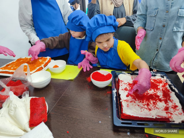 요리 클래스에 참여하는 아동들