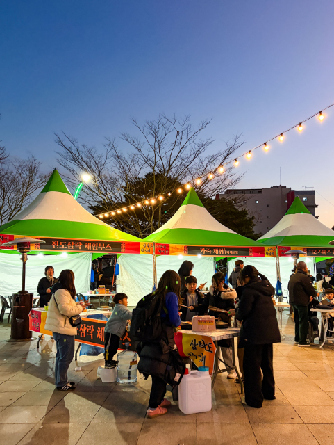 12월 12일(금) 진도읍 철마광장에서 열린 진도삼락 행사장. 가족 단위 관람객들이 체험 프로그램에 참여하며 추운 겨울 속에서도 따뜻한 연말의 온기를 나눴다