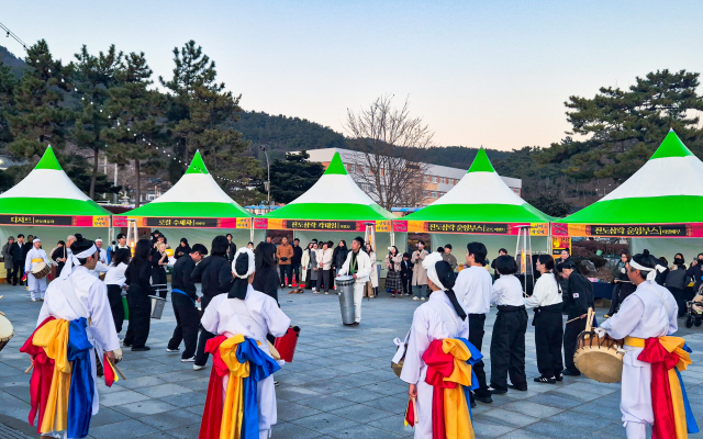 12월 12일(금) 진도읍 철마광장에서 열린 진도삼락 행사장. 진도북놀이와 서울 퍼커션팀이 협업해 선보인 퍼포먼스 ‘Move:Ment 진도×서울’이 시민들의 큰 호응 속에 펼쳐졌다