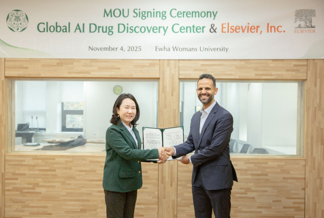 왼쪽부터 글로벌 AI 신약개발 연구센터 최선 소장, 엘스비어 LifeScience 총괄대표 모하메드 카멜