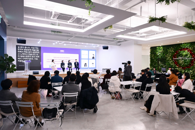 갤러리샤인 토크세션이 진행되고 있다