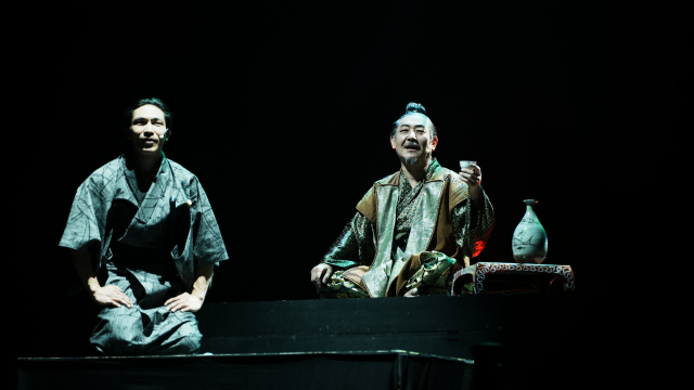 연극 ‘귀향-도조 이삼평’에서 나베시마와 구로다가 이삼평의 자기를 감상하고 있다