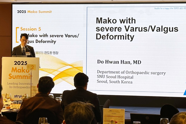 SNU서울병원 무릎전담팀 한도환 원장은 ‘Mako TKA 사례 기반 패널 토론’ 세션에서 중증 내반·외반 변형 무릎 환자의 MAKO 로봇 인공관절 수술 경험을 발표하며, 3D 기반 정밀 수술 계획과 인대 균형 조절의 장점을 강조했다(제공=SNU서울병원)