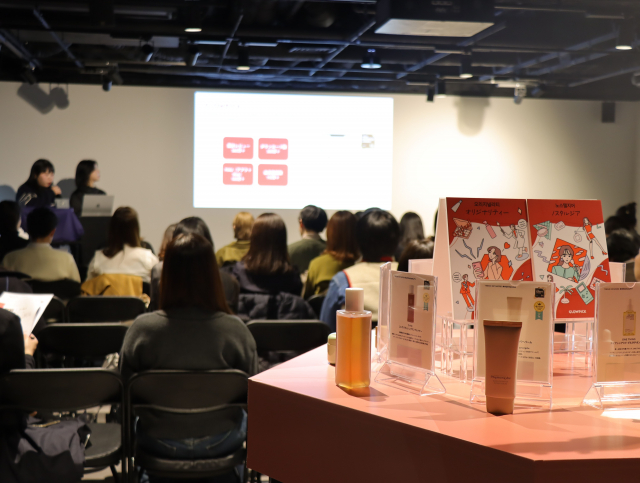 ampule 주최 ‘한·미·일 글로벌 뷰티 트렌드 세미나’에서 글로우데이즈가 ‘2026 K-뷰티 트렌드’를 발표하고 있다