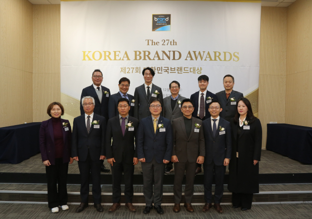 상단 좌측부터 해태아이스크림 김정태 대표이사, 산업정책연구원 박기찬 원장, 산업통상부 엔지니어링디자인과 임경섭 팀장, 고려대학교 박철 교수, 펜타시큐리티 정태준 기획실 상무, 성경식품 서정우 관리본부 본부장, 하단 좌측부터 사회복지공동모금회 사랑의열매 심정미 홍보미디어본부 본부장, 강원특별자치도청 손창환 글로벌본부 글로벌본부장, 삼진식품 김태성 부사장, 오뚜기 차선웅 마케팅실 실장, 지에스차지비 김정욱 대표, 위펀 문성민 사업추진본부 본부장, 한화손해보험 배주영 브랜드마케팅팀 상무