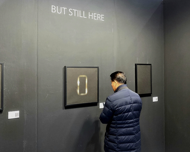 개념 전시 ‘BUT STILL HERE’를 관람하는 모습