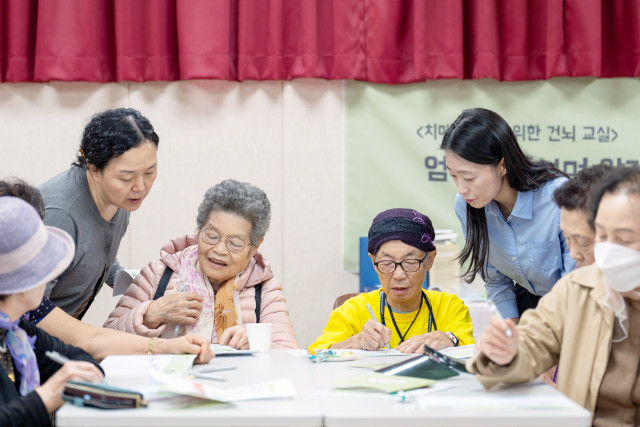 어르신들이 치매 예방 특강에 참여하고 있다(사진=행복나눔재단)