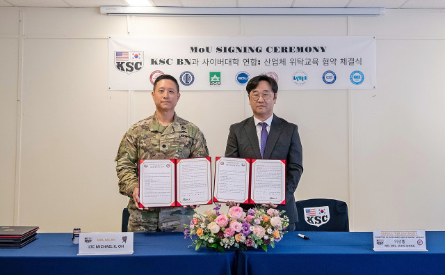 미8군지원단과 고려사이버대 관계자가 협약 체결 후 기념 사진을 촬영하고 있다