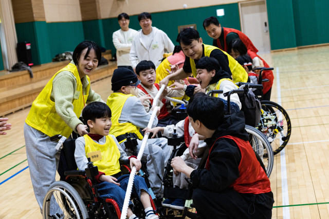 페스티벌에 참여한 아이들과 가족이 줄다리기를 즐기고 있다