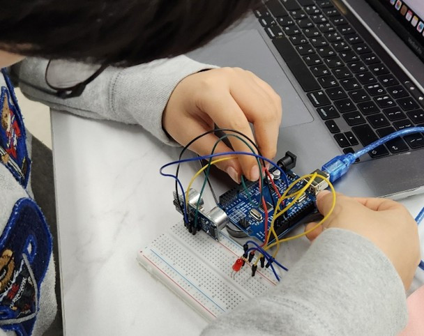 아두이노를 활용해 로롯 동작을 직접 설계·제어하는 메이커 활동 모습