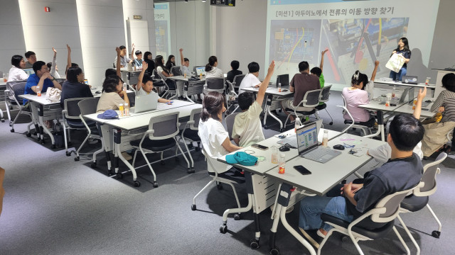 서초스마트유스센터 스마트아카데미를 통해 VR·로봇·AI 기반 미래기술을 직접 체험하며 자신의 생각을 결과물로 표현하고 기술 경험을 확장해나가고 있는 서초 청소년들