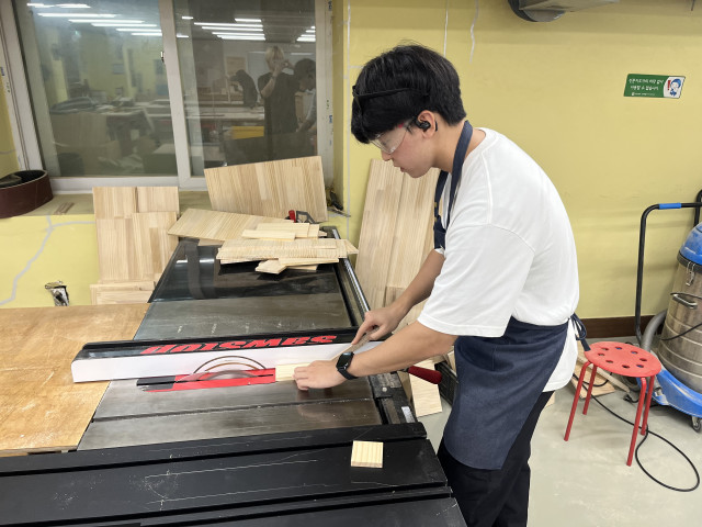 대학생 메이커로 선발되면 목공을 비롯해 제과제빵/바리스타, 영상·사진, 도예·물레·핸드페인팅, 코딩/3D프린팅 6개 분야에서 1년간의 메이커 활동을 통해 진로 탐색은 물론 실무 프로젝트 경험까지 쌓을 수 있다(제공=시립중랑청소년센터)