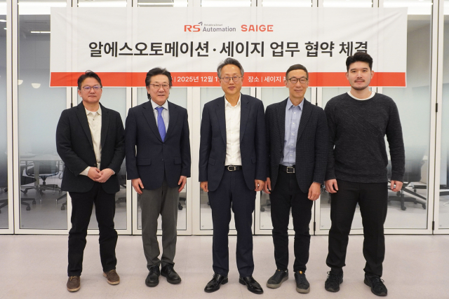 세이지와 알에스오토메이션이 Physical AI 기반 차세대 로봇·자동화 플랫폼 공동 개발 및 사업화를 위한 전략적 업무협약을 체결했다. 오른쪽에서 두번째가 세이지 박종우 대표, 세번째가 알에스오토메이션 강덕현 대표