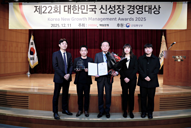 유로윈스피아 윤종진 대표(가운데)가 산업통상부 장관 표창 수상 후 임직원들과 함께 기념 촬영을 하고 있다