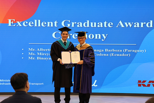 알베르토 싱고씨가 ‘ICAO 글로벌 항공정책 펠로십’ 학위수여식에서 총장상을 받고 있다