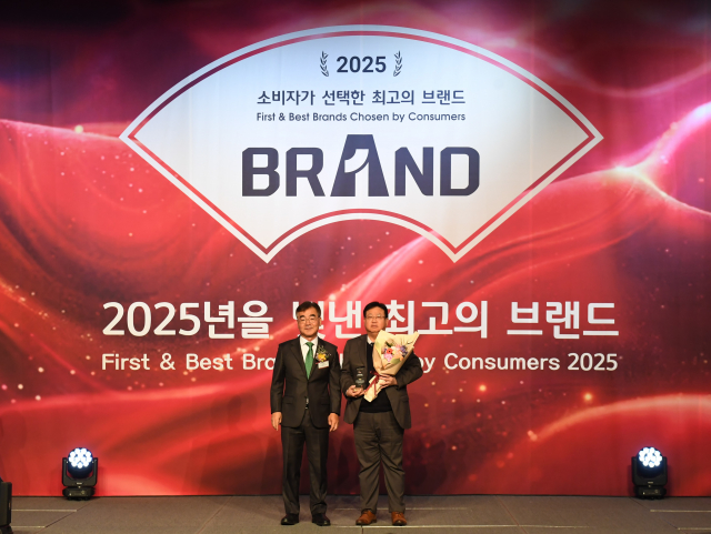 에쓰-오일토탈에너지스윤활유의 영업 마케팅 부문 강원규 부사장(오른쪽)이 ‘소비자가 선택한 최고의 브랜드상’을 수상하고 있다