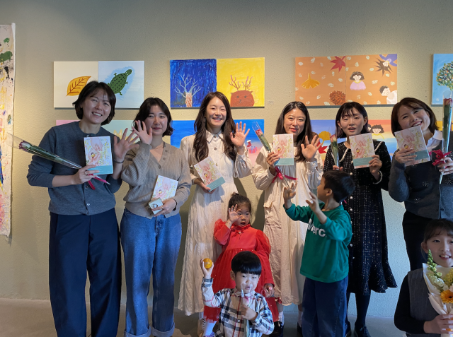 참여 양육예술가들이 에세이 ‘그럼에도, 사랑이었다’를 들고 포즈를 취하고 있다