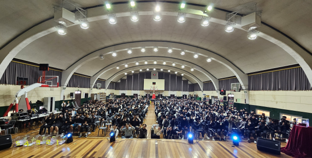 공연 후 배우와 관객이 함께 단체사진을 촬영하고 있다