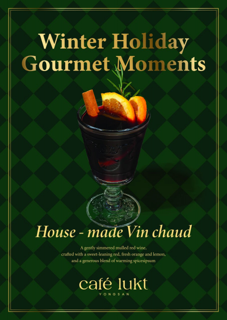 뱅쇼는 레드 와인에 감귤류와 향신료를 우려낸 유럽 겨울의 포근한 향과 온기를 담은 따뜻한 프랑스식 음료다