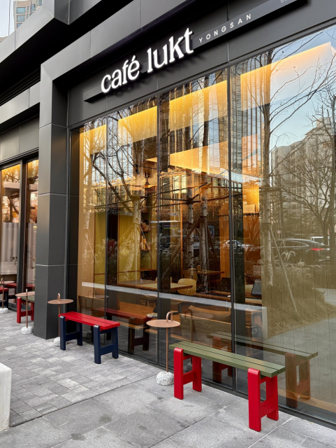 하이브 본사 맞은편에 위치한 카페 룩트 신용산점 외관