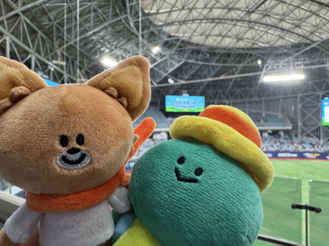 서울시 행복동행학교 청소년들이 행복동행학교 대표 캐릭터 인형과 함께 경기를 즐기고 있다