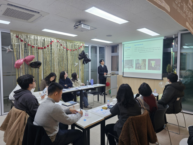 성과공유회 참석자들이 시립보라매청소년센터의 2025 청소년 인문 프로그램 ‘인문ON : 생각을 켜다’의 올 한 해 운영 성과를 공유하고 있다