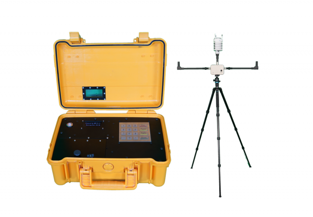 쿼터니언의 초경량 휴대용 기상관측장비 중 데이터 기록·저장 장치(왼쪽)와 기상관측 통합 센서(오른쪽)