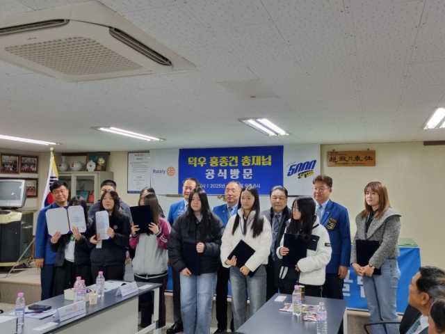 장학금을 수여받은 아이들