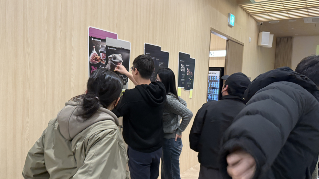 ‘G-REP EXPERT DAY 2025’ 세미나 현장에서 참가자들이 신제품 패키지 디자인을 선정하기 위한 투표를 진행하고 있다