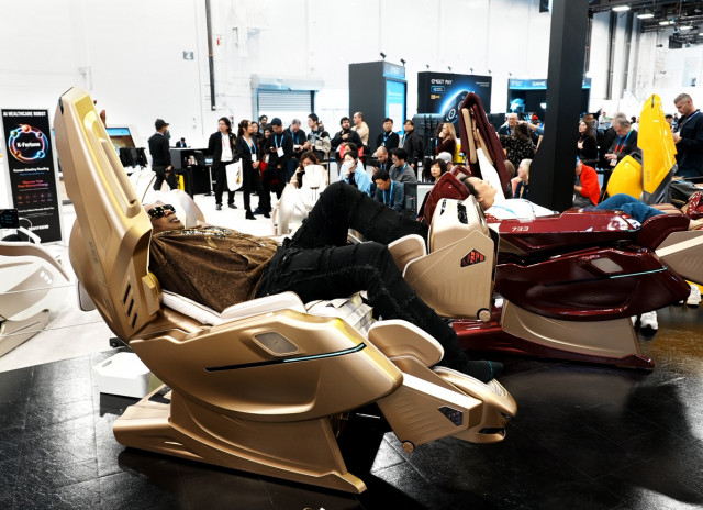 바디프랜드 부스에서 733을 체험하는 미국 래퍼 겸 프로듀서 마스터 피(Master P)