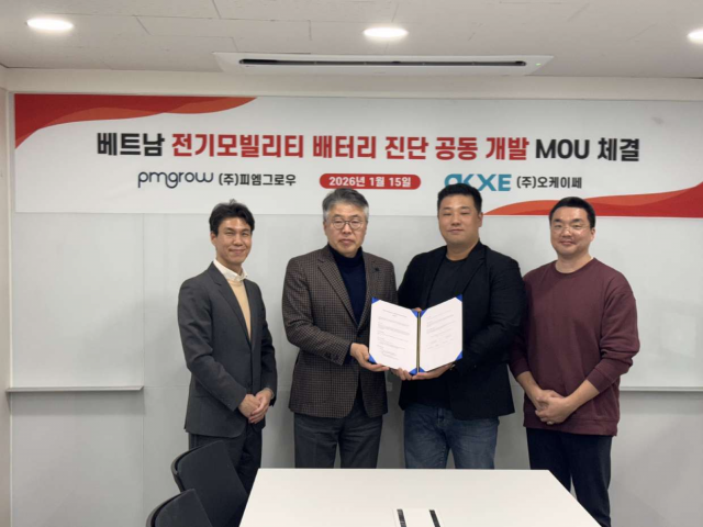 전기차 배터리 서비스 플랫폼 기업 피엠그로우가 베트남 대표 모빌리티 플랫폼 기업 OKXE와 베트남 전기모빌리티 배터리 진단시장 진출을 위한 업무협약을 체결했다. 왼쪽 두 번째부터 박재홍 피엠그로우 대표이사, 김우석 OKXE 대표이사
