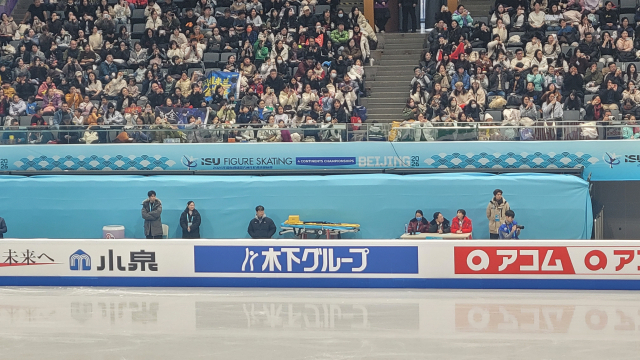 김은국 SRC재활병원 병원장이 중국 베이징에서 열린 ‘2026 ISU 4대륙 피겨스케이팅 선수권대회’ 경기장에서 선수들의 컨디션과 경기 진행 상황을 면밀히 확인하고 있다