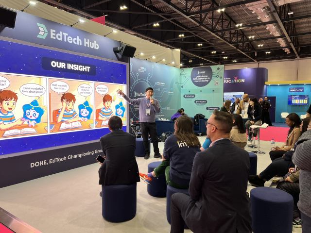 디엔소프트 관계자가 ‘Bett UK 2026’에서 AI를 활용한 학습 습관 재건 비전을 발표하고 있다