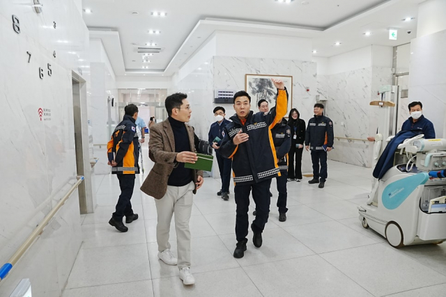 광주소방서 관계자들이 SRC재활병원 내부를 직접 둘러보며 거동이 불편한 환자들의 비상 대피 동선과 화재 진압용 소방 설비의 관리 상태를 면밀히 점검하고 있다