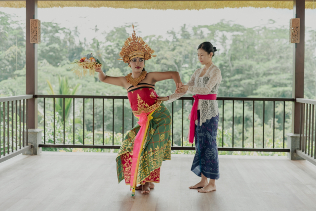 발리 전통 무용과 근육과 긴장을 이완하는 프라이빗 요가 프로그램 제공