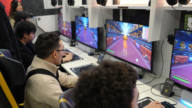 수강생이 제작한 섬을 체험하는 GGX 방문객들