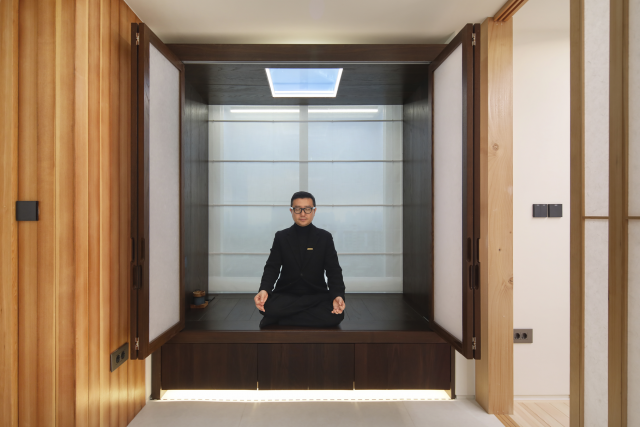 Living OS를 제품화한 ‘아우라피(AURA-P)’ 적용 사례. Living OS 기술을 집약해 오감 테라피가 가능한 환경을 구현하고, 모듈러 방식으로 확장성과 설치 유연성을 확보했다