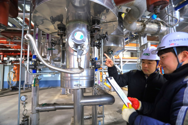 부삼열 대표가 TFE(Thin Film Evaporator) 설비를 확인하고 있다