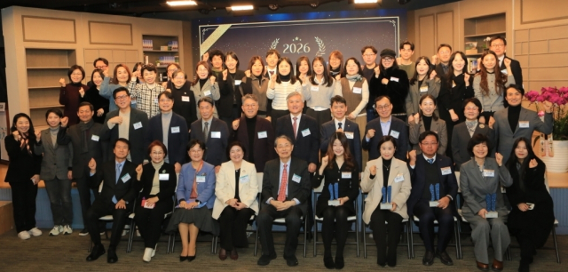 SIA KOREA 위원들과 수상자, 참석자들이 단체 사진을 촬영하고 있다