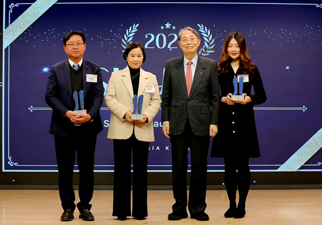 2026 소셜임팩트어워드 시상식 수상자와 SIA 위원장이 기념사진을 촬영하고 있다. 왼쪽부터 금융투자협회 김동오 홍보부장, 킹메이커 배보은 대표, SIA KOREA 송상현 위원장(서울대학교 명예교수), 나눔비타민 김하연 대표