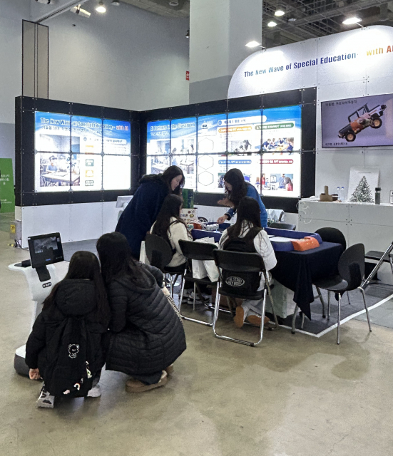 관람객들이 AI 로봇 ‘버프’와 함께 사진 촬영 및 이미지 편집 체험을 즐기고 있다