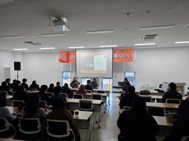 1월 5일 다정의 신년 시무식에서 유원제이피씨가 지원한 클래식 3중주 공연이 진행되고 있다