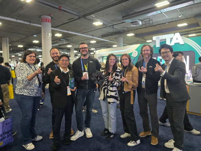 CES 2026 전시 현장에서 웨스텍글로벌과 The Goodyear Tire & Rubber Company 관계자들이 기술·사업 협력 논의를 위한 미팅을 마친 뒤 기념촬영을 하고 있다