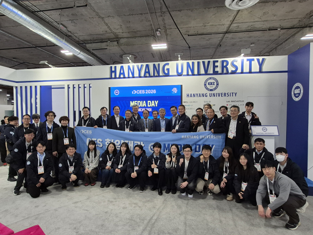 CES 2026 전시관 한양대학교 부스에서 열린 미디어데이 이후, 교원 연구진과 학생 창업기업, 현장 운영 관계자들이 참여해 단체 기념촬영을 하고 있다. 이번 행사는 연구 성과와 창업 기술을 잇는 한양대학교의 혁신 생태계를 보여주는 자리였다