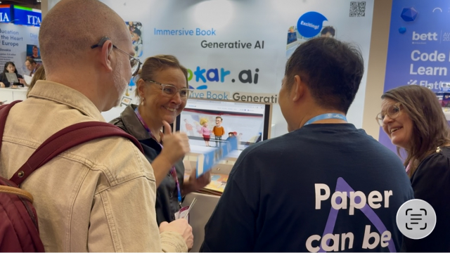 ‘bookar.ai’를 체험한 한 참관객이 엄지를 치켜올리며 놀라움을 표하고 있다